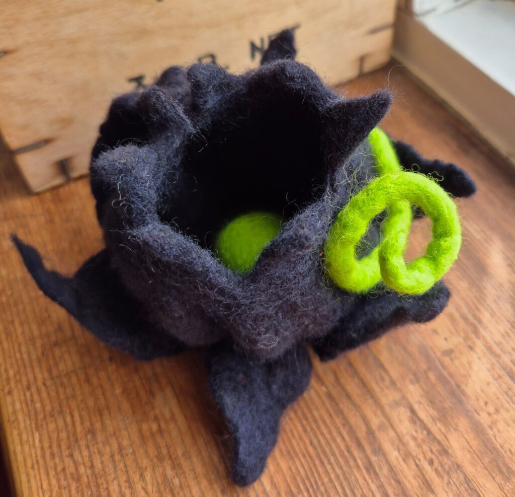 Scent-sation – black and lime green scented seedpod