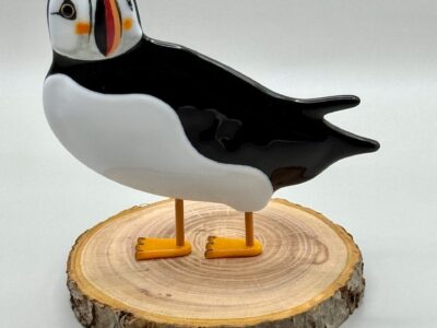 Single 3D puffin, stand-alone on wooden slice