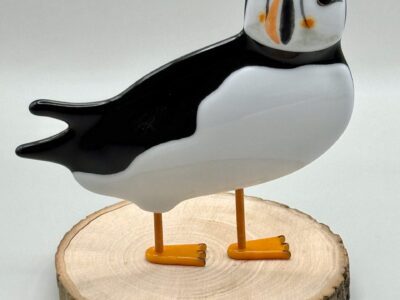 Single 3D puffin, stand-alone on wooden slice