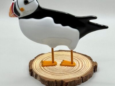 Single 3D puffin, stand-alone on wooden slice